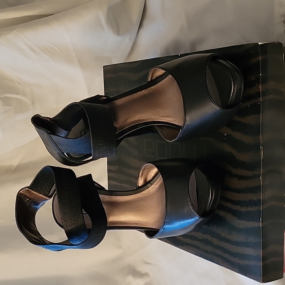 Gently Used  Leather Moda 4" Blk Heels. Size 9.5